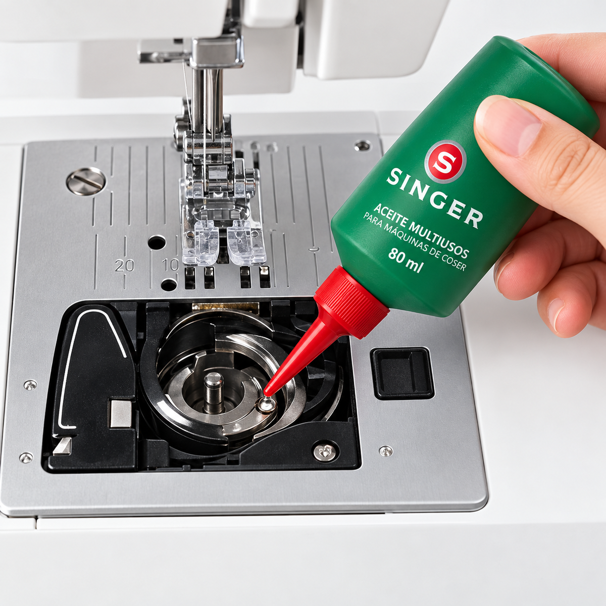 Aceite Singer aplicado al área de bobina de una máquina de coser